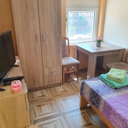 Small Cute Doublebed Room A4 In Панчево Экстерьер фото